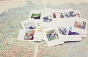 Fotos polaroid encima de un mapa