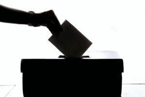 Mano efectuando un voto