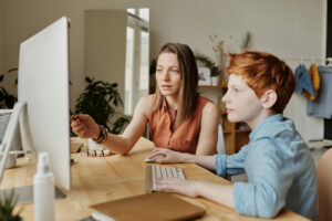 Mamá con su hijo en clases virtuales