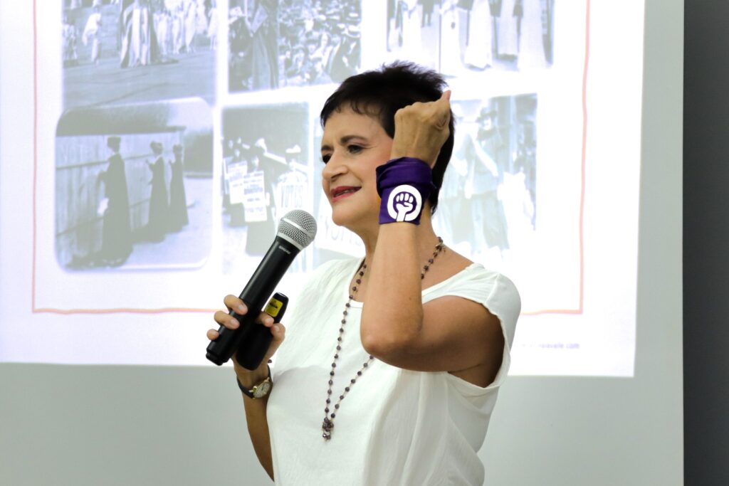 Mexicana, periodista egresada de la UNAM hace más de 30 años, feminista hace 25, conferencista y capacitadora hace más de 20, en temas relacionados con la comunicación, el empoderamiento, liderazgo y los derechos de las mujeres.